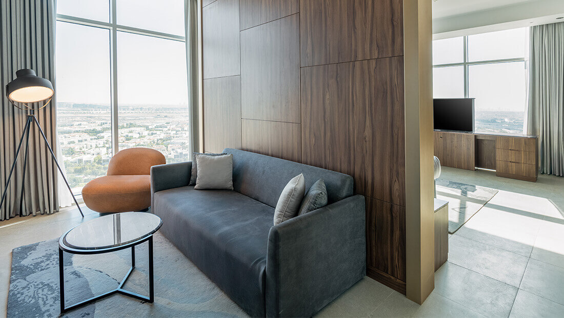 EXECUTIVE KING AND TWIN